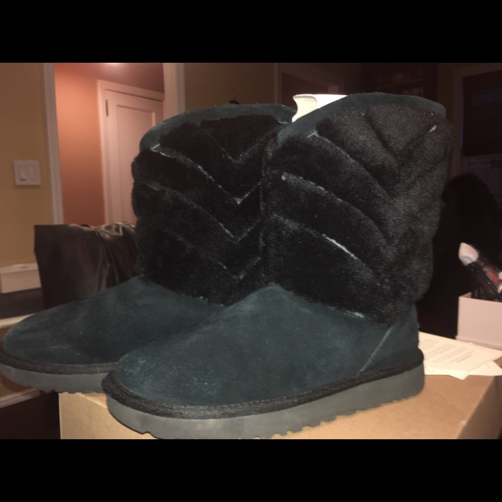UGGS - Picture 3 of 6